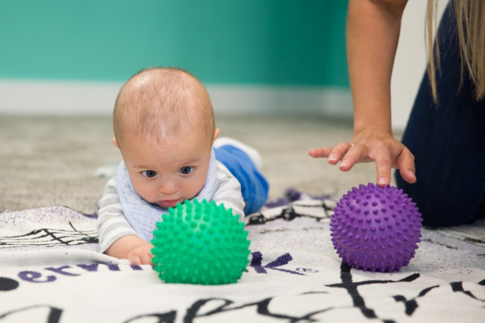 Kindermusik-2017_baby_sensory_ball-1024x683